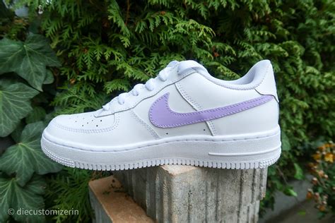 nike air force 1 mit lila nike zeichen